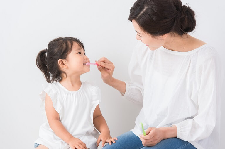 親から子供に虫歯がうつるのは本当？
