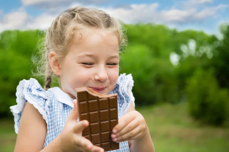 チョコレートを食べる女の子