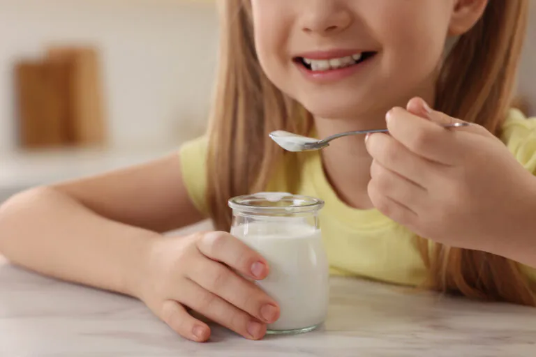 ヨーグルトを食べる女の子