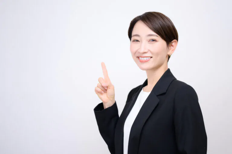 受け口にならないためのポイントを説明する女性イメージ