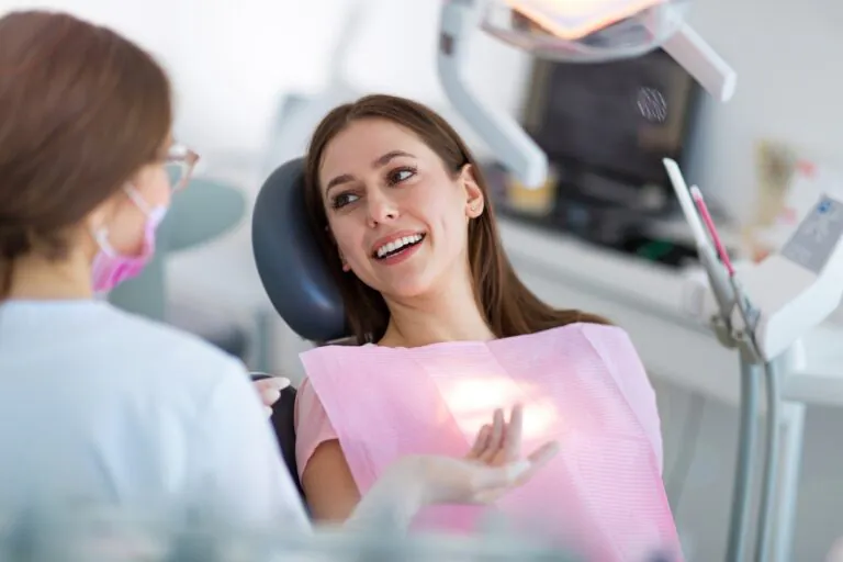 歯科医院で診察を受ける女性