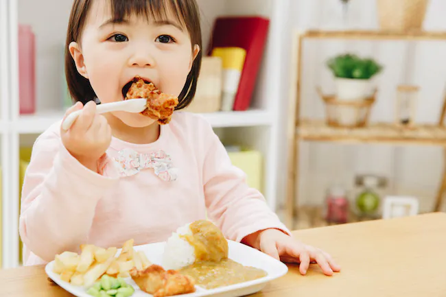 食事をする子供