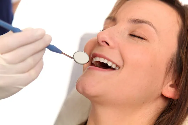 歯のクリーニングを受ける人