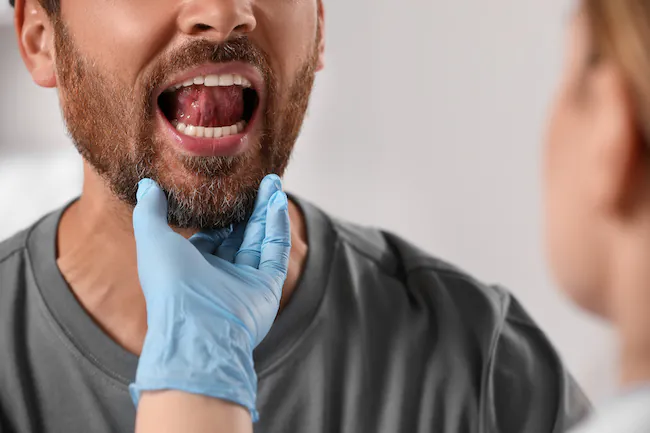 虫歯治療をする男性