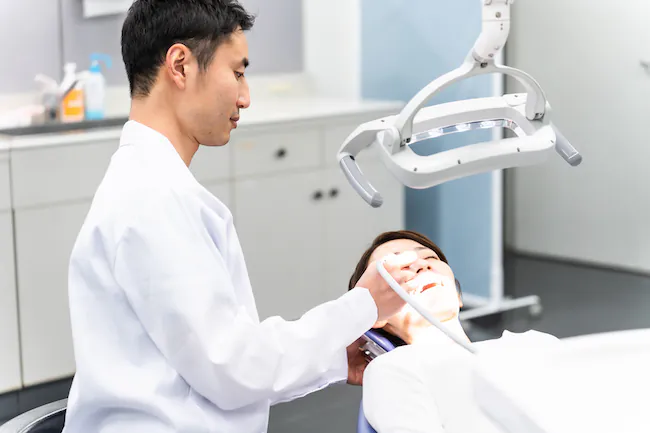 予防歯科の治療を受ける日本人女性