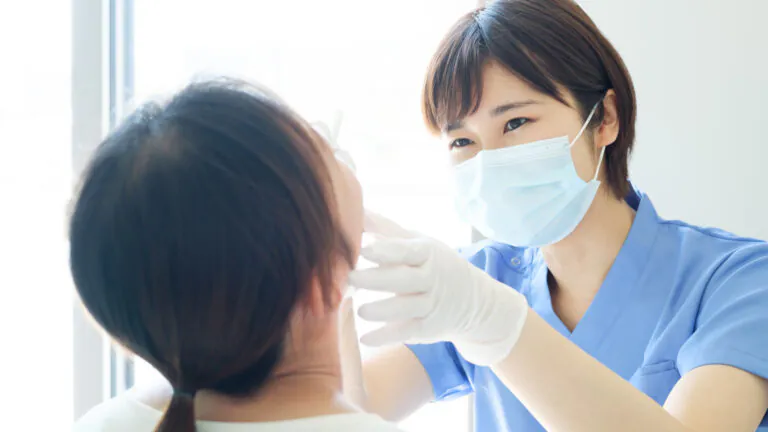 治療にあたり神経を抜いた方が良いか否か診る歯科医師