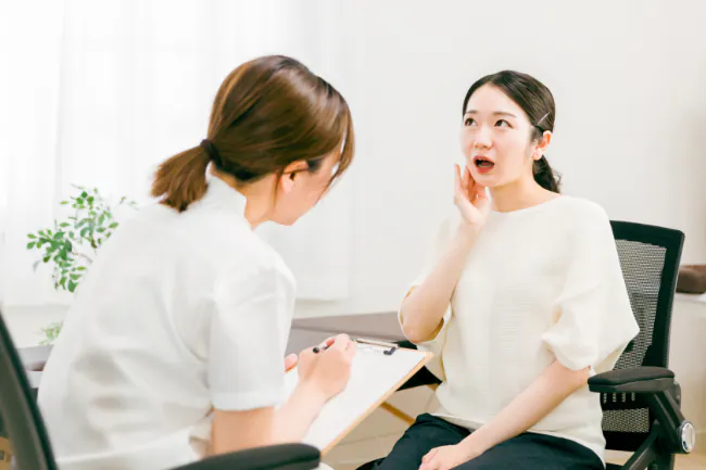 顎が痛くて診察を受けてる人