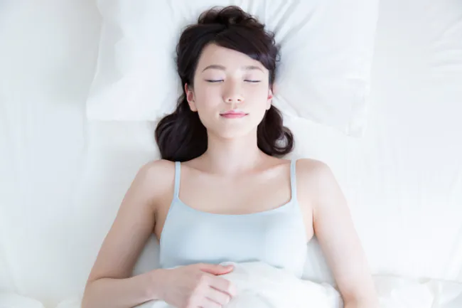 仰向けで寝てる人
