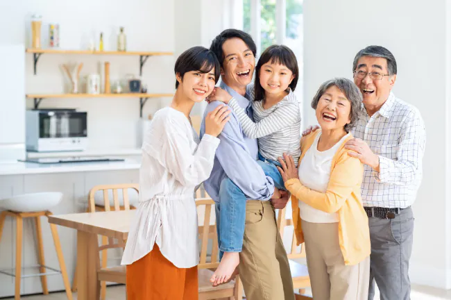 笑顔の三世代家族