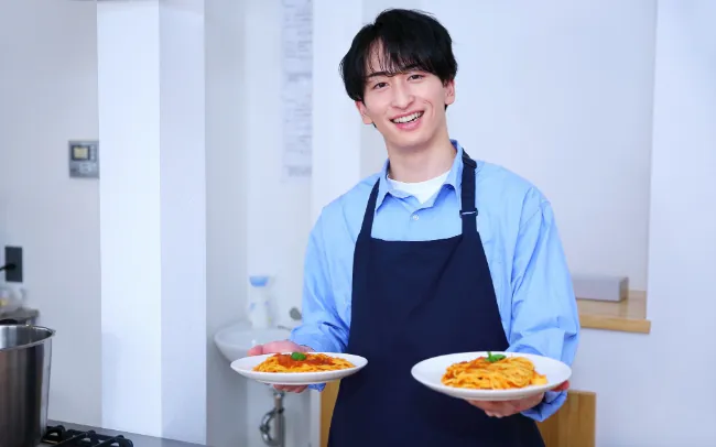 料理を作った笑顔の男性
