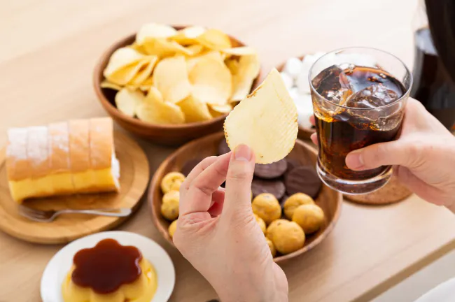 二次カリエスの原因となる間食のイメージ