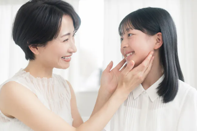 綺麗になった歯並びを見て喜ぶ親子