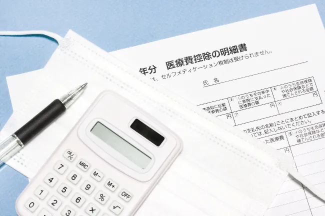インプラントの費用負担を抑えるため医療費控除を申請する様子