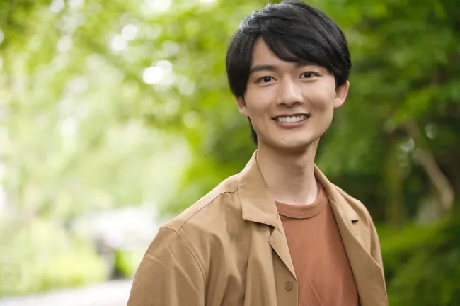 二次カリエスを治療して笑顔の男性