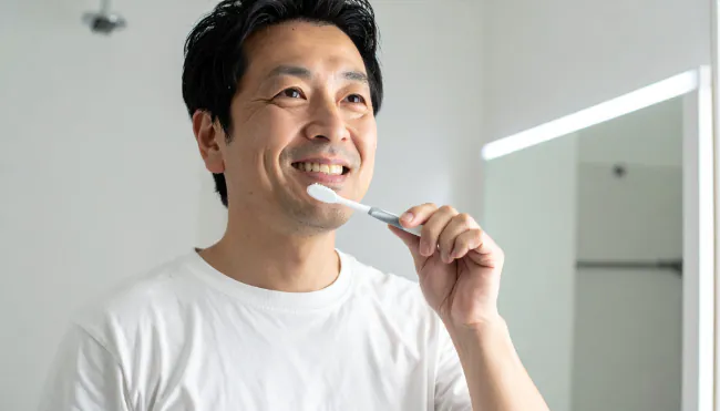 毎日の丁寧な歯みがきを心がけている男性