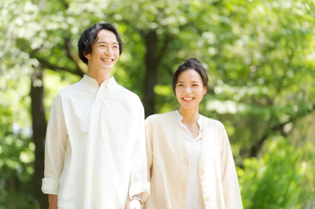笑顔で散歩を楽しむ男女