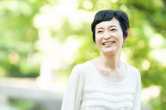 散歩を楽しむ笑顔の女性