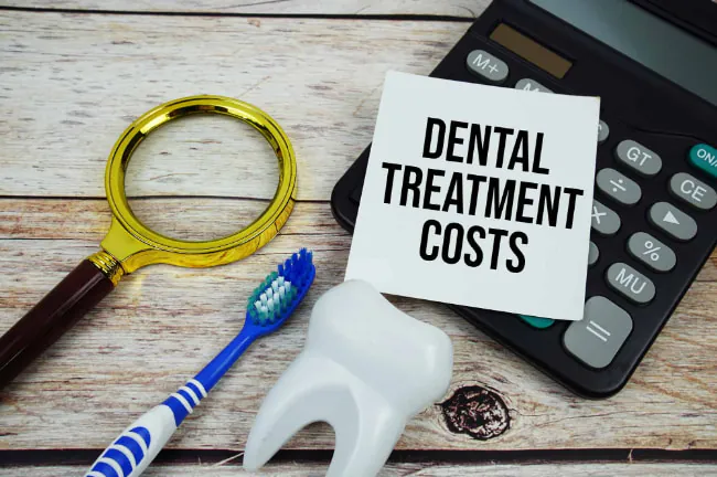 歯のブリッジ治療の費用を示す計算機などのイメージ