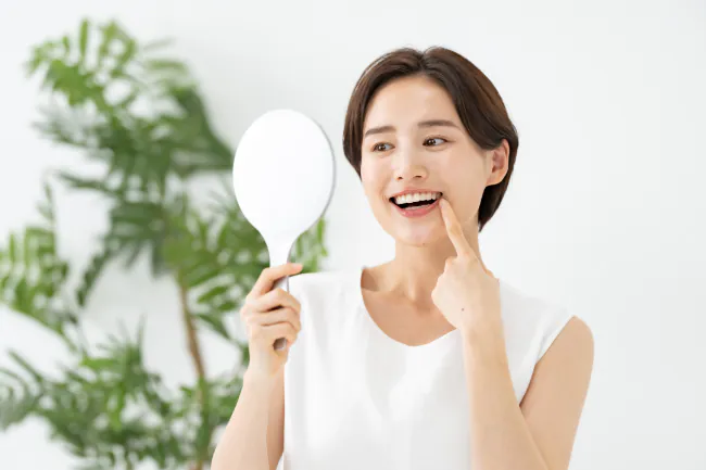 根管治療後の歯を確認する様子