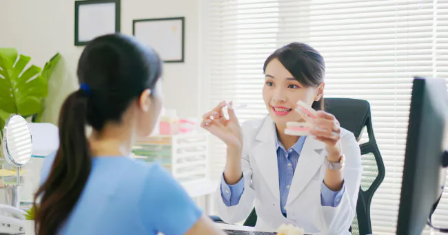 矯正の説明を受ける様子