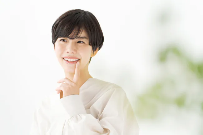 歯列矯正をして嬉しそうに笑う女性