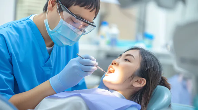 歯周外科治療を受ける女性