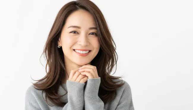 インビザラインで整った歯並びの笑顔の女性