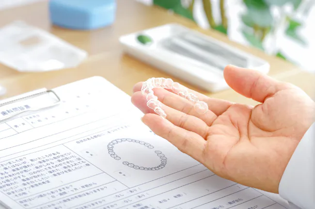 インビザライン治療のためのカウンセリングを受けるイメージ