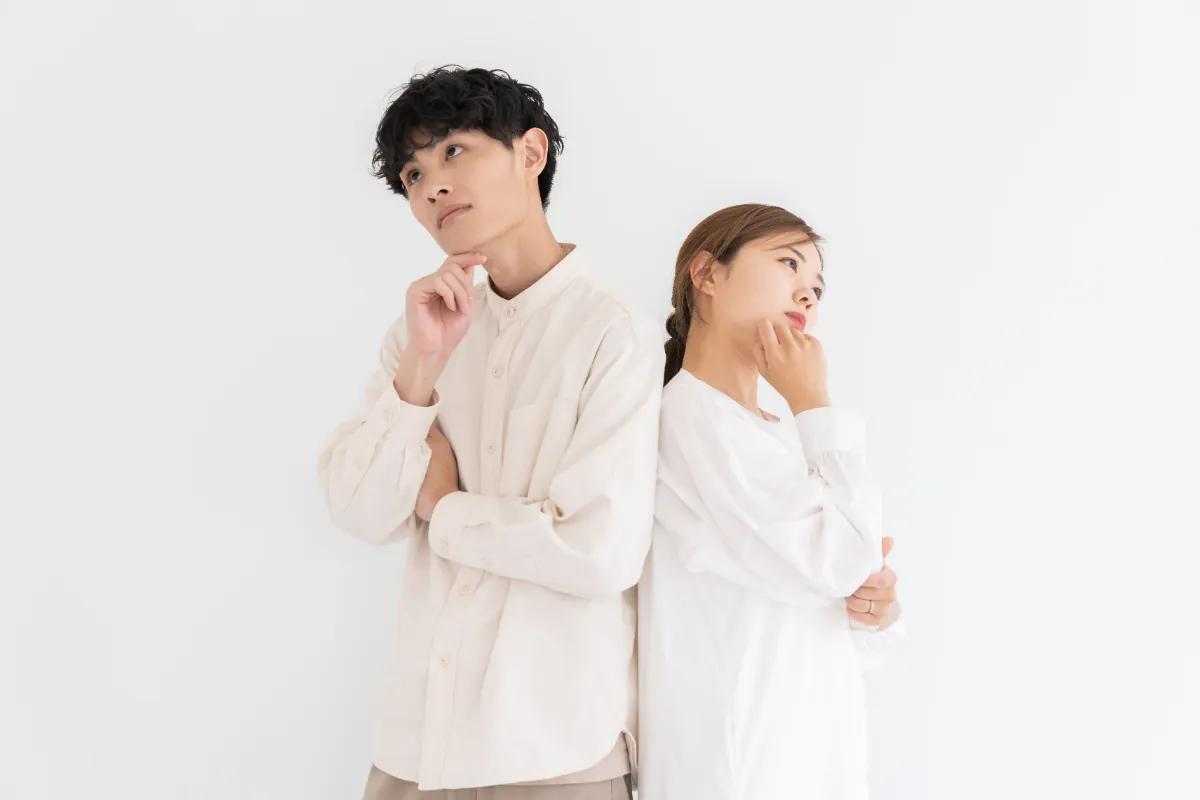 ワイヤー矯正とは何かを考える男女