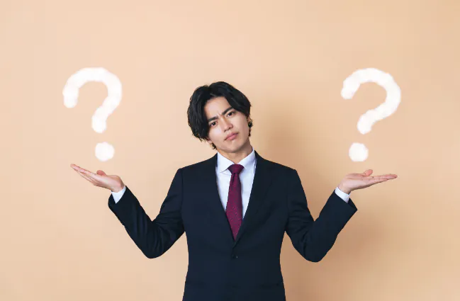 保険診療と自費診療の入れ歯の違いを考えている男性