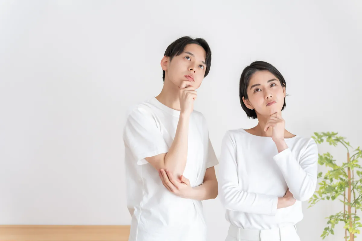 受け口でもインビザラインで治療できるかを考えている男女