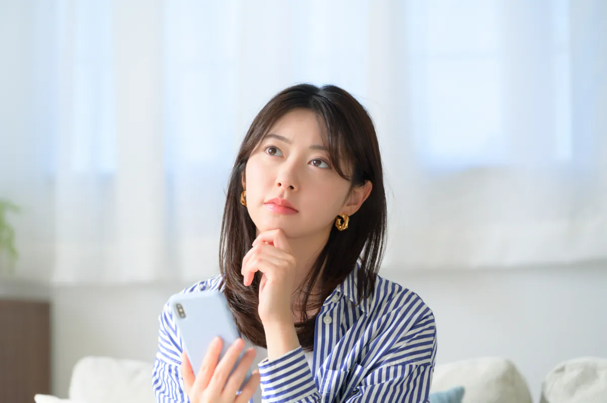 歯周病は歯磨きで治るのかをを考えている女性